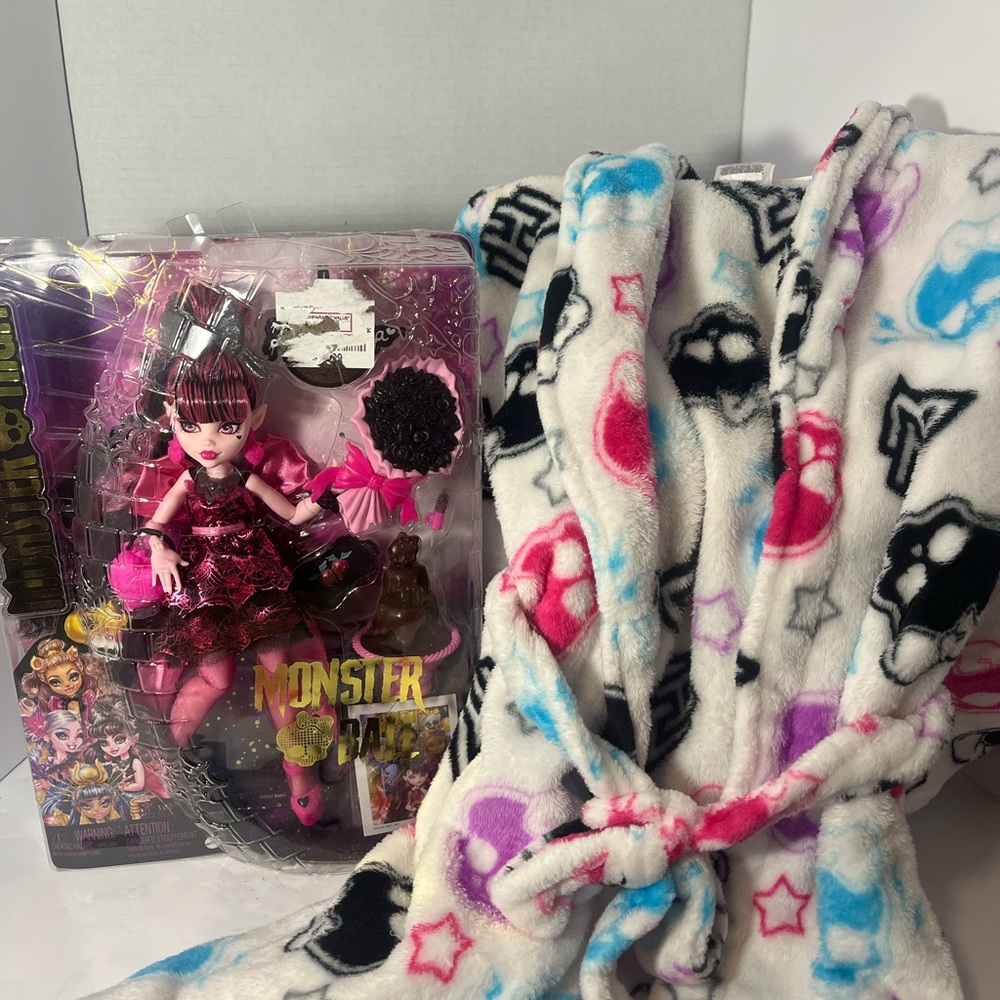 Monster High White and Pink Skull Robe